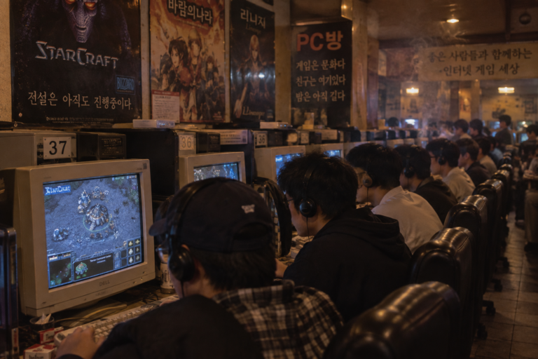 1990년대 후반 사람들이 줄지어 앉아 게임을 즐기던 한국 PC방을 재현한 모습