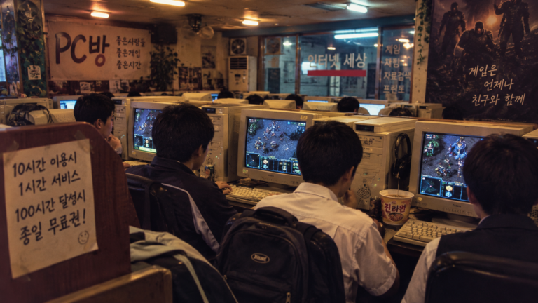 1990년대 후반 친구들과 스타크래프트를 즐기던 pc방의 모습